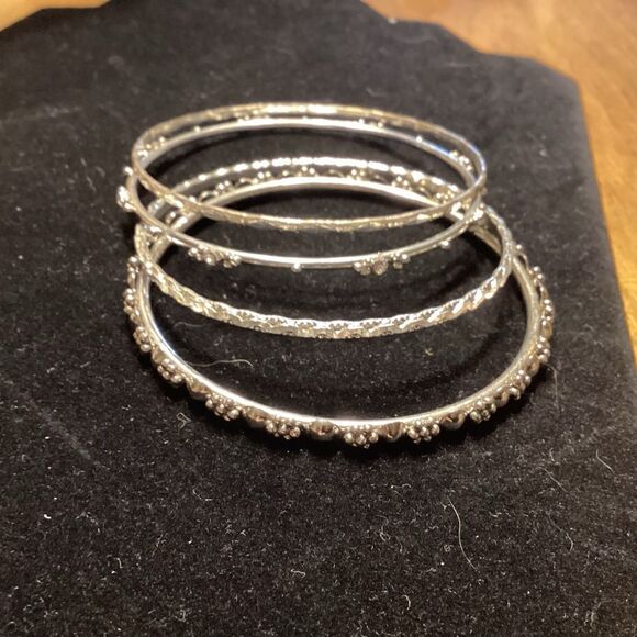 Great Set of 4 Silvertone Bangle Bracelet - Picture 1 of 6